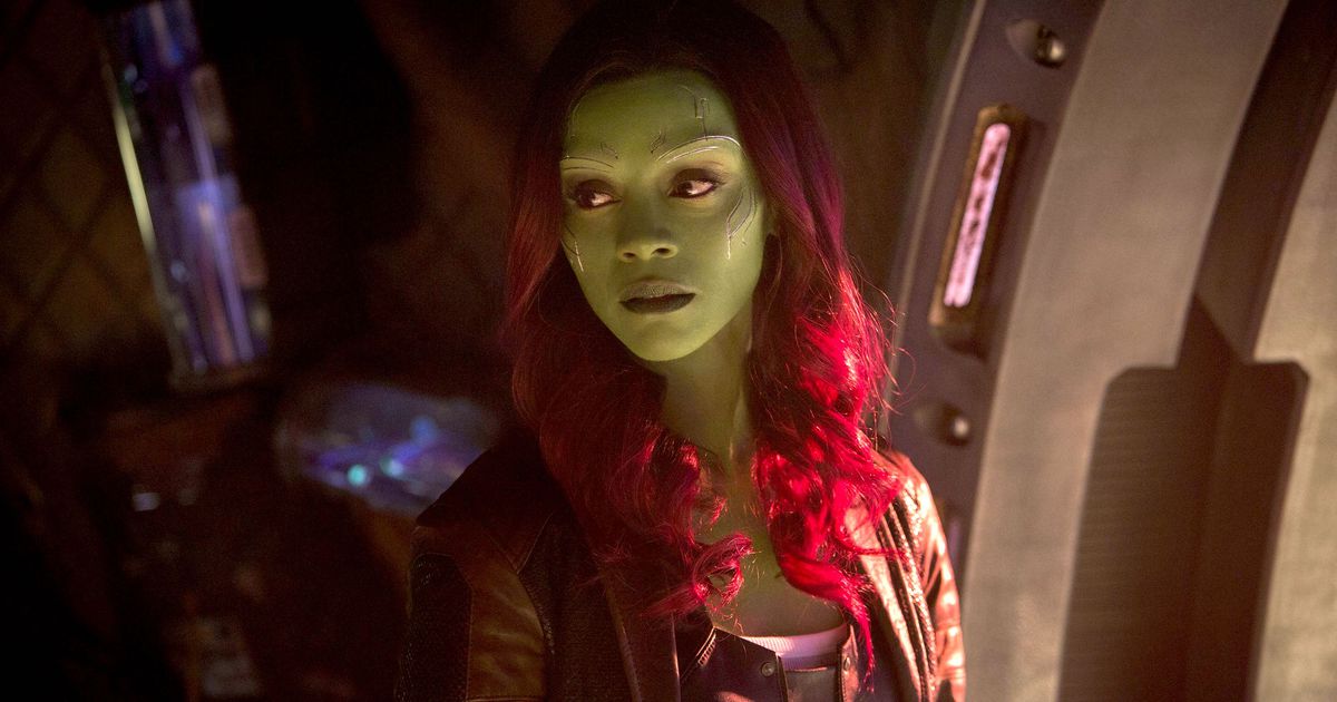Gamora i Avengers: Infinity War, stirrar ut i fjärran på ett rymdskepp