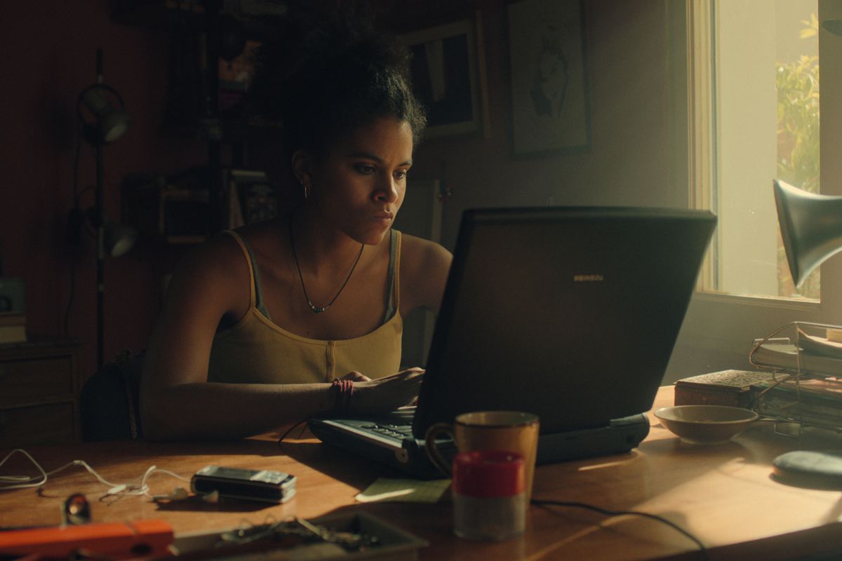 Zazie Beetz arbetar vid en dator i en stillbild från Black Mirror säsong 6