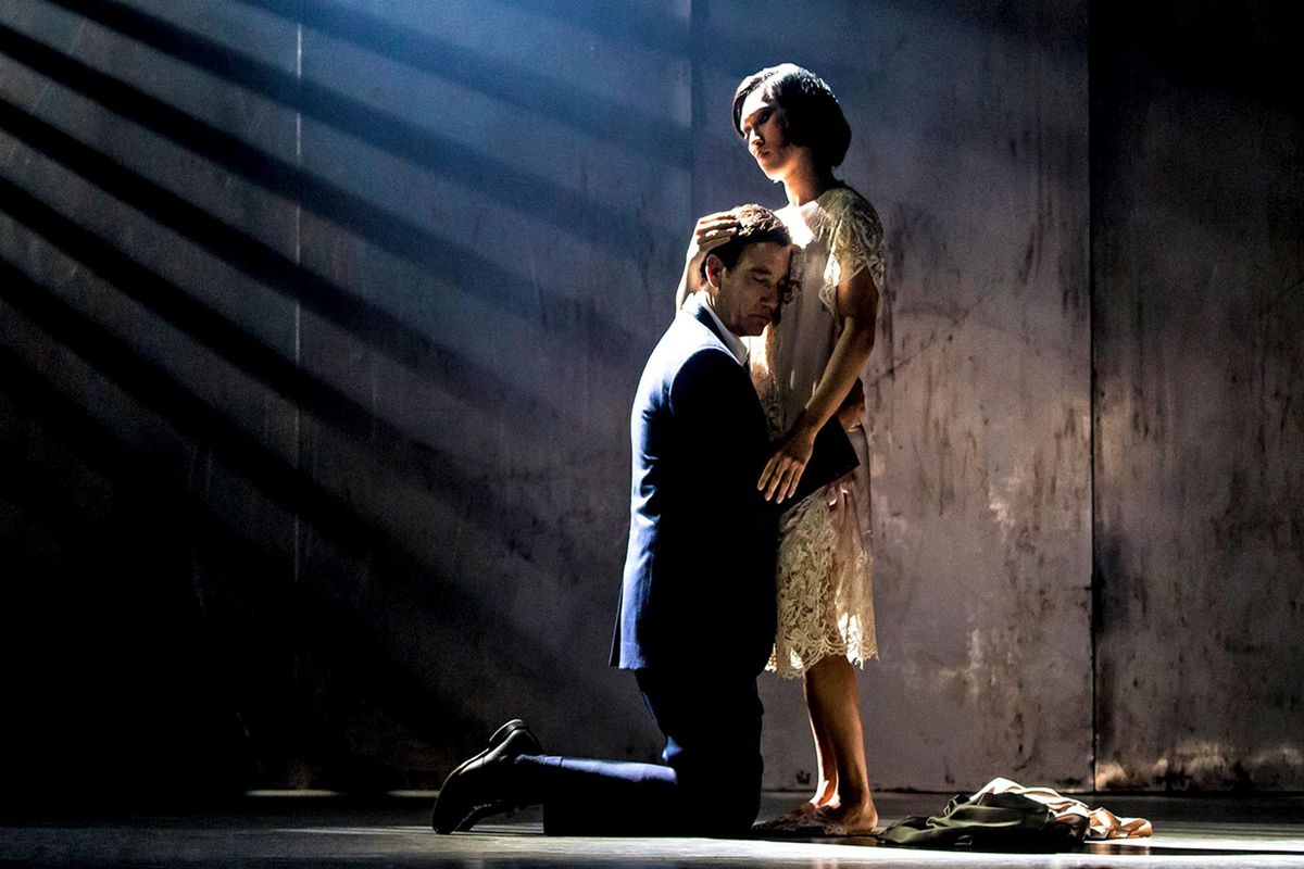 Rene (Clive Owen) kramar Song (Jin Ha) i en stillbild från Broadway-revivalen av M. Butterfly