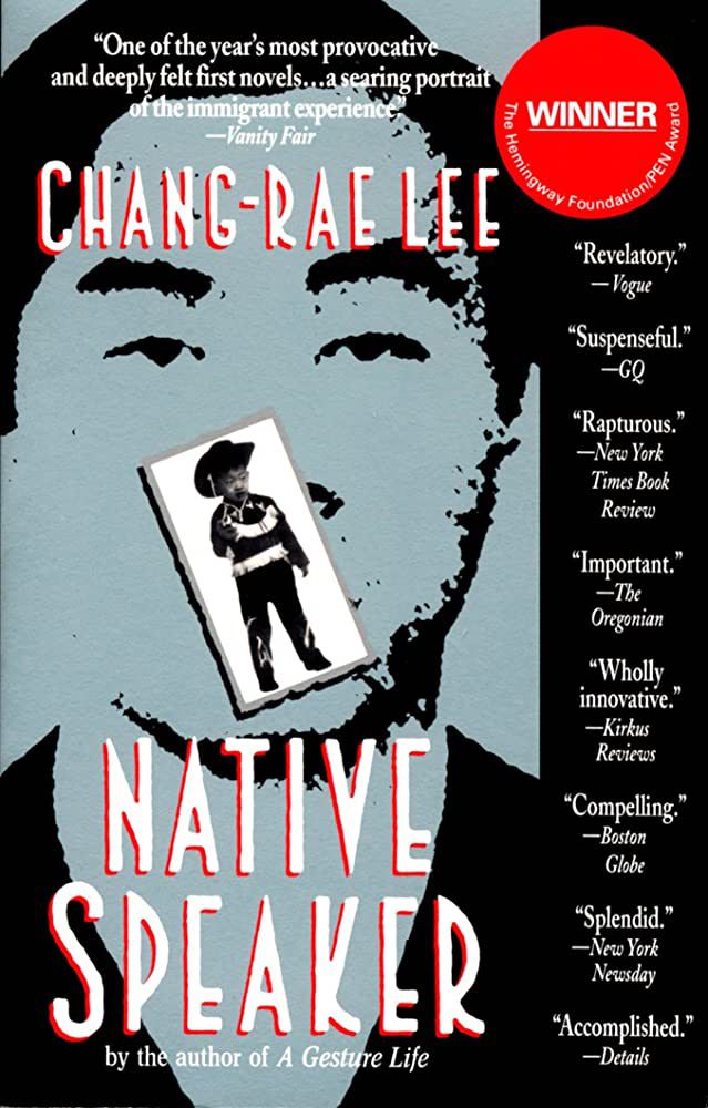 omslaget till Native Speaker med ett bläcktryck av ett foto av en koreansk amerikansk man och ett mindre fotografi av en pojke i cowboydräkt
