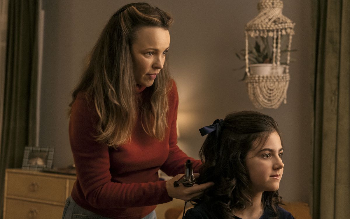 Barbara (Rachel McAdams) lockar håret på sin 11-åriga dotter Margaret (Abby Ryder Fortson) med en locktång i Are You There God?  Det är jag, Margaret