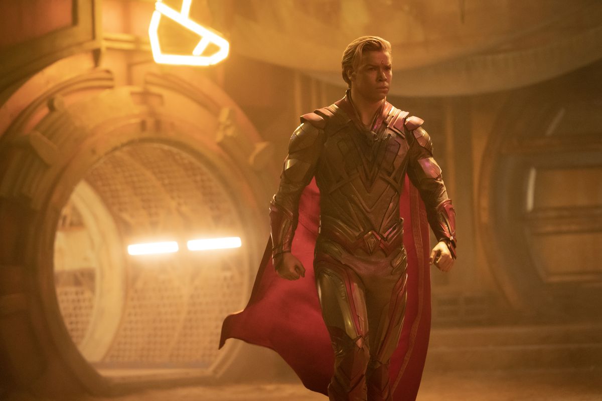 Adam Warlock (spelad av Will Poulter), en guldskinnad humanoid med guld och röd rustning och en röd cape, går genom en byggnad i Guardians of the Galaxy Vol.  3