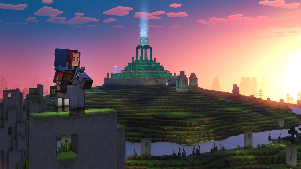 Spelaren sitter på sin häst på en gräsbevuxen båge i Minecraft Legends.  En stor, blockig by är i bakgrunden, med en solnedgång som gör himlen rosa och orange.