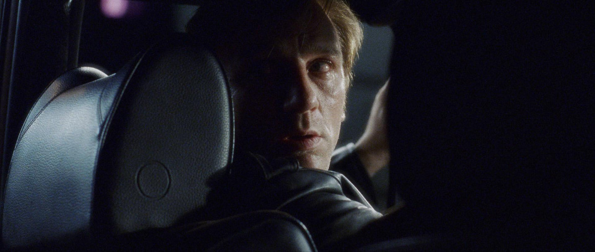 Steve (Daniel Craig) tittar över axeln i en skuggig bil i München