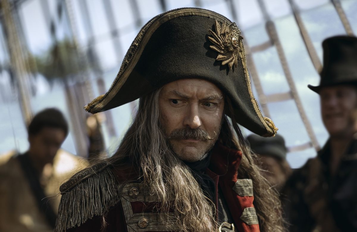 Jude Law som Captain Hook i Peter Pan & Wendy, i en leende närbild på sitt skepp