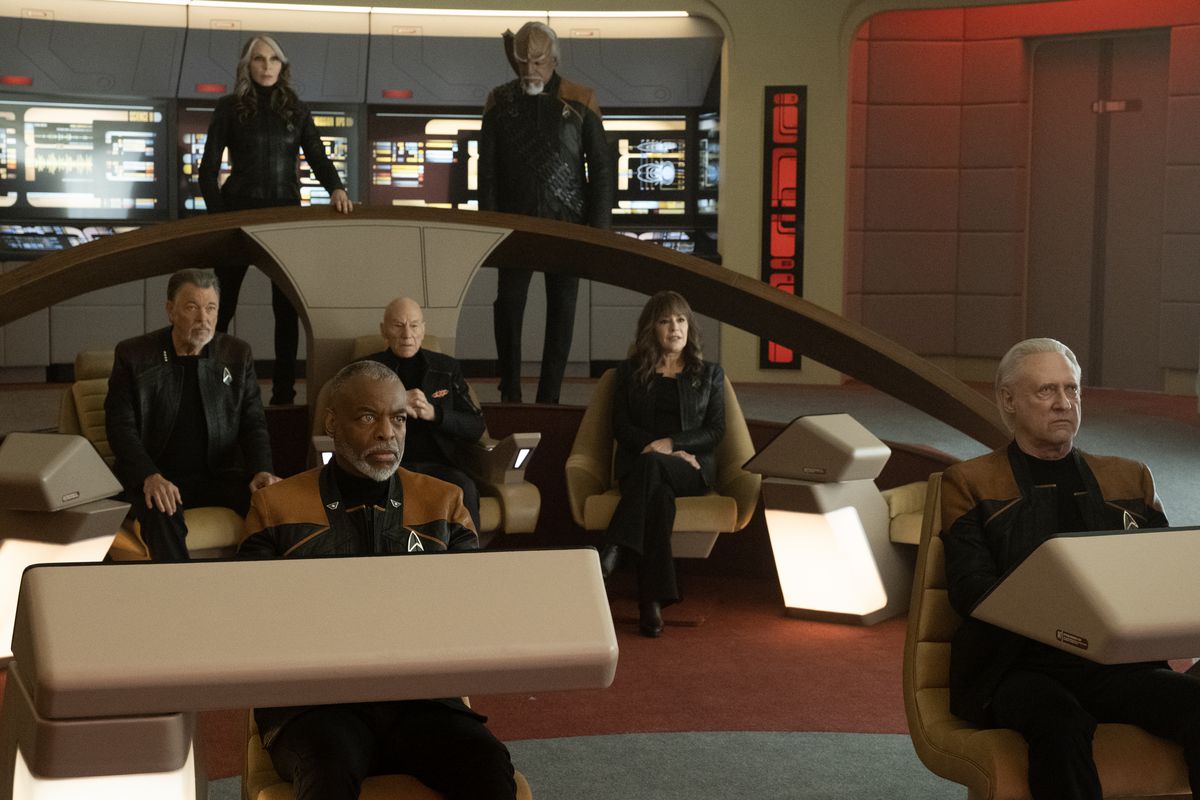Skådespelarna i TNG på däcket av Enterprise i finalen av Picard säsong 3
