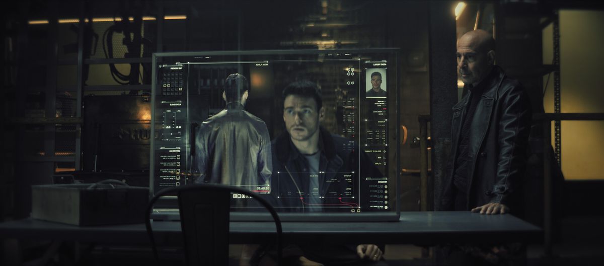 Några riktiga spiongrejer händer när Richard Maddens Mason Kane stirrar på en högteknologisk display som visar en bild av honom medan Stanley Tuccis Bernard tittar på i Prime Video-showen Citadel.