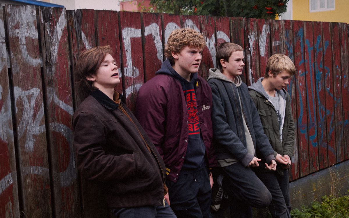 En grupp unga nordiska pojkar lutar sig mot en graffitiad vägg i Beautiful Beings.