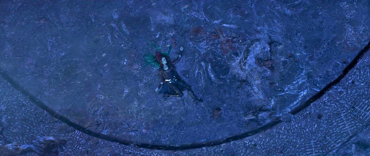 Gamora död på botten av Vormir Soul Stone-offerklippan som blöder grönt blod på stenen i Avengers: Infinity War