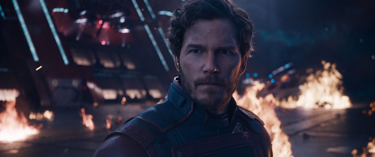 Peter Quill/Star-Lord (Chris Pratt) ser sträng ut på det flammande däcket på ett rymdskepp i Guardians of the Galaxy Vol.  3. 