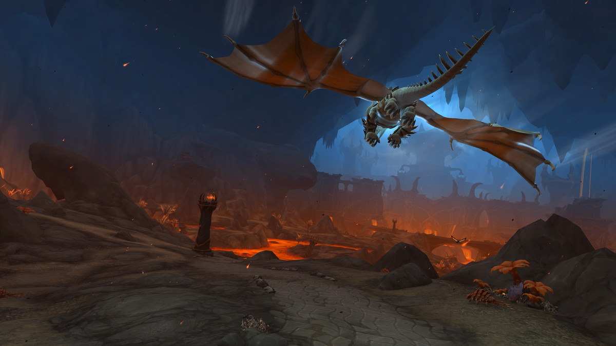 En spelare sveper genom Zaralek Cavern på sin pålitliga drakhäst i World of Warcraft: Dragonflight 