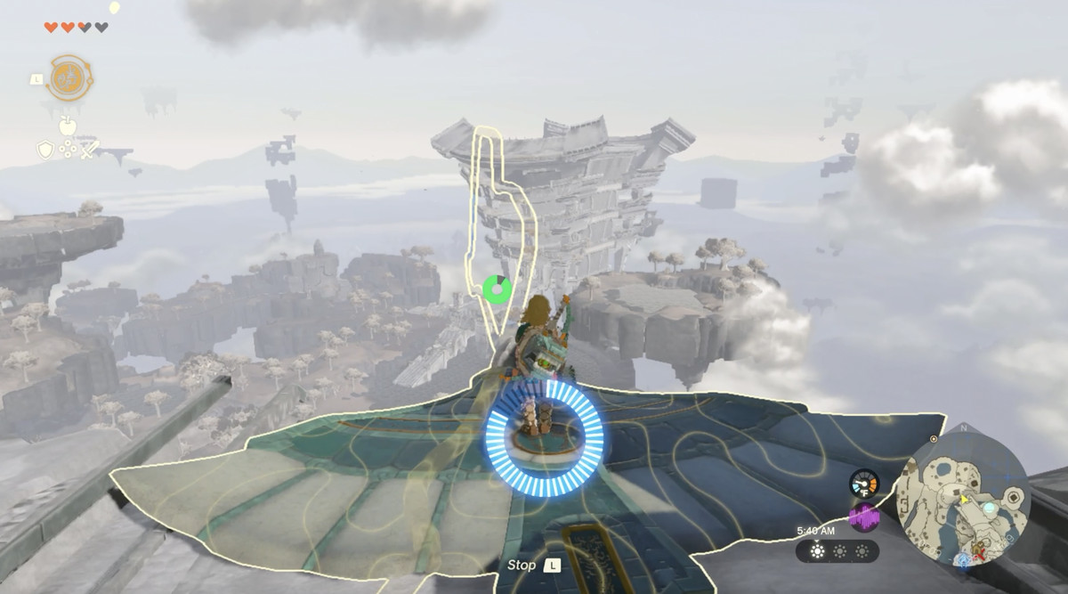 Link använder Recall på en vinge på Great Sky Island för att glida till Temple of Time i Zelda Tears of the Kingdom.