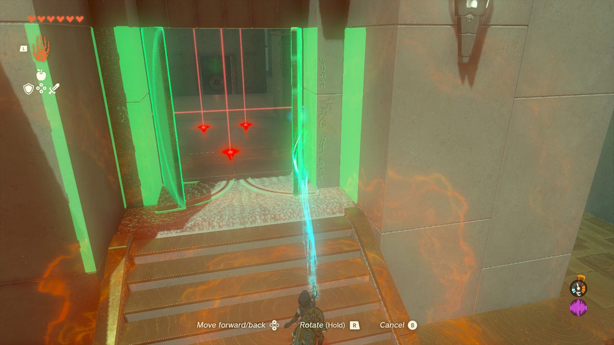 Link använder Ultrahand för att öppna en dörr i Orochium Shrine i Zelda Tears of the Kingdom.