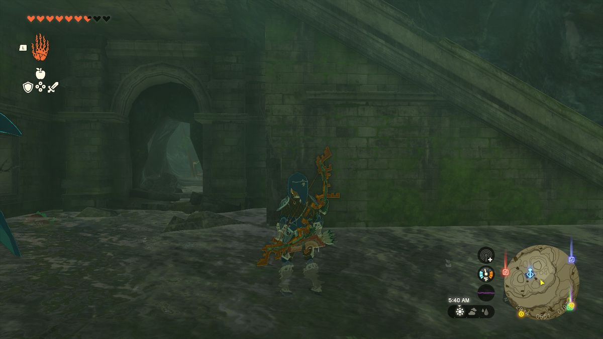 Link står bredvid ett hål under en trappa som leder till kistrummet i Zelda: Tears of the Kingdom