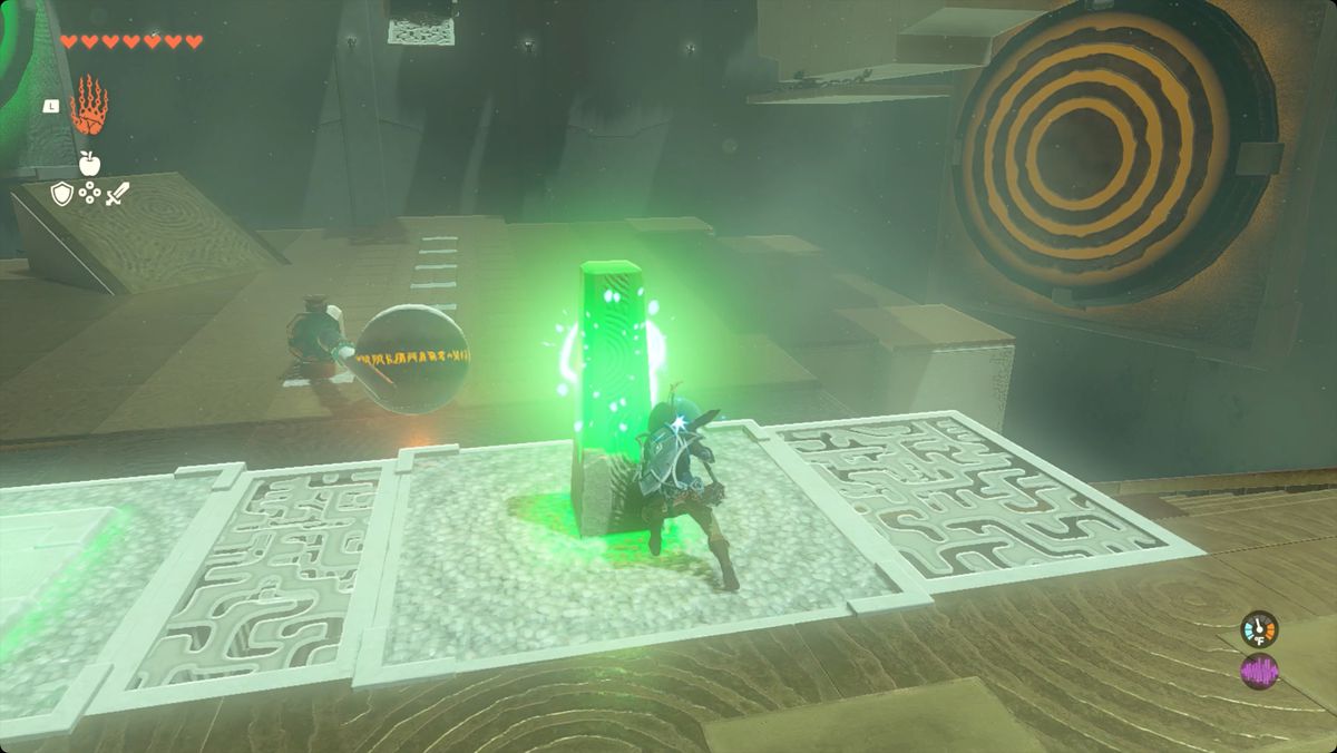 I The Legend of Zelda: Tears of the Kingdom använder Link sin Zonai-utrustning i Mayachin Shrine för att slå en boll.