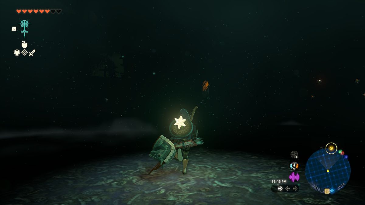 Link strövar runt i djupet med ett stjärnfragment som är sammanfogat med skölden på hans rygg och fungerar som en lykta i Zelda: Tears of the Kingdom