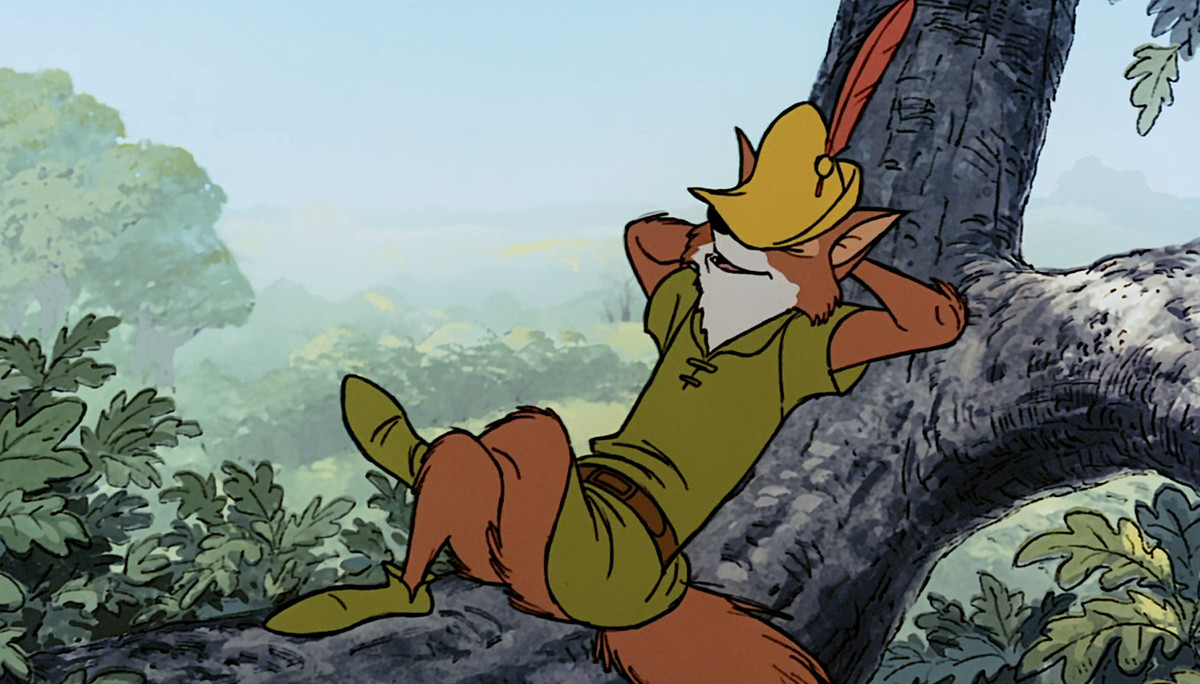 Disneys Robin Hood, en antropomorf räv i grönt, ligger avslappnad på rygg på en trädgren med sin toppiga hatt som delvis täcker ansiktet i den animerade filmen från 1973
