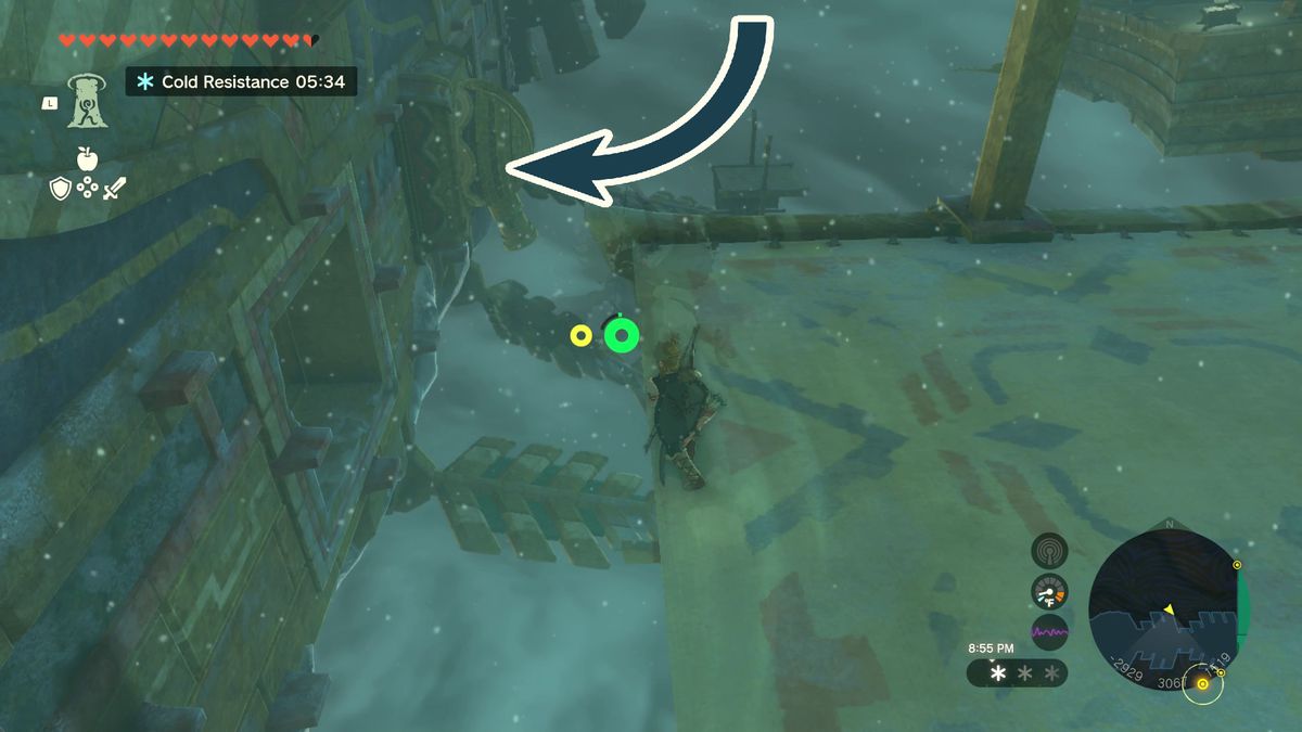 Link glider på sin skärmflygare mot ett hål i sidan av träluftskeppet i Zelda: Tears of the Kingdom.  En pil som pekar åt vänster anger i vilken riktning han ska flyta.