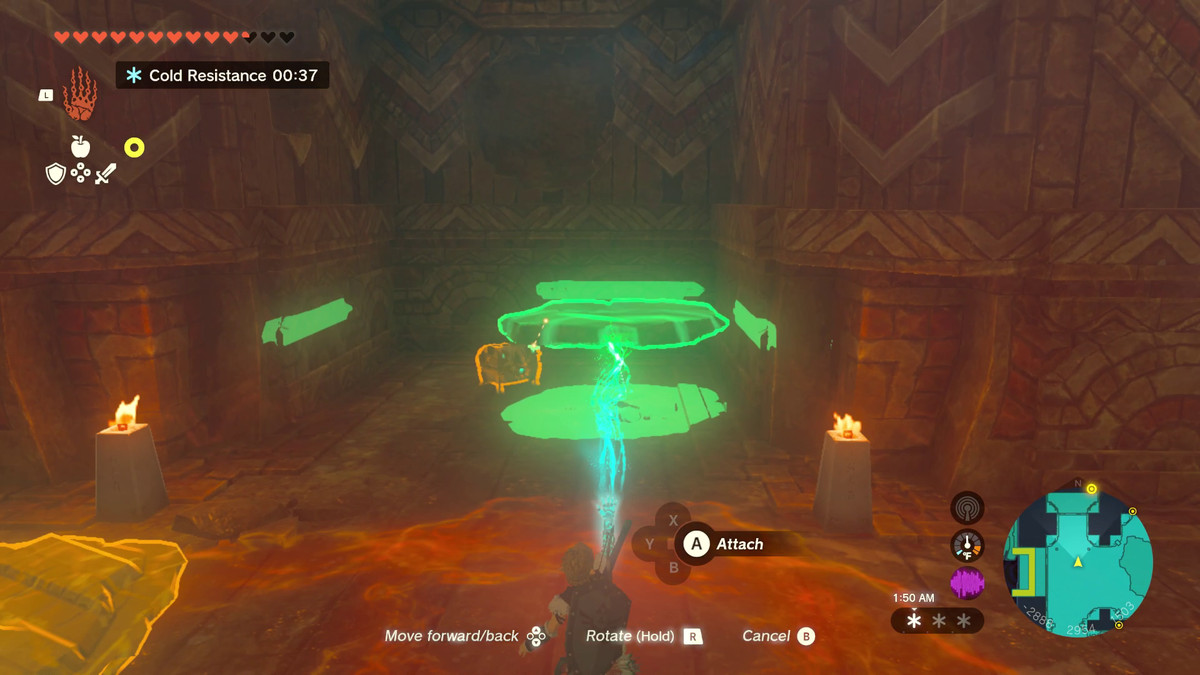 Link står i ett stenrum upplyst av ett orange sken och håller två stenplattor ovanför huvudet med Ultrahand.  Det finns en glödande, guldkista som gömmer sig under plattorna.