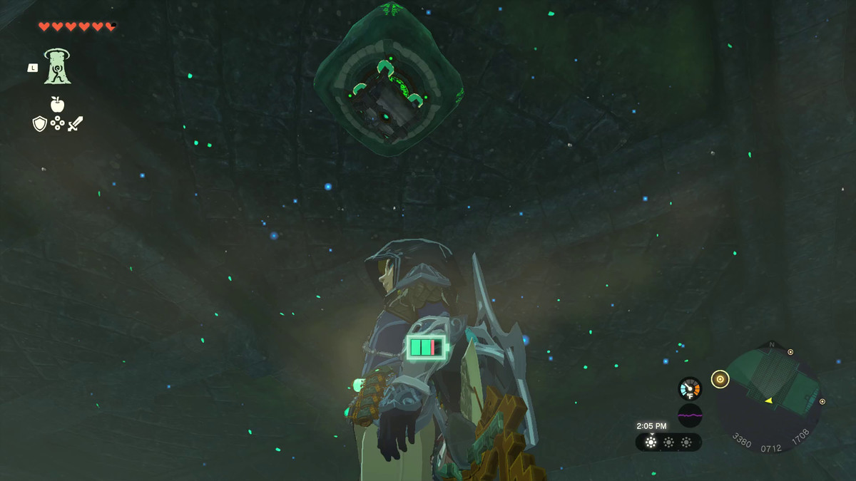 En kamera under Link pekar mot taket, där några gröna, glödande symboler indikerar var han kan kasta sin Ascend-kraft för att flyga genom taket.