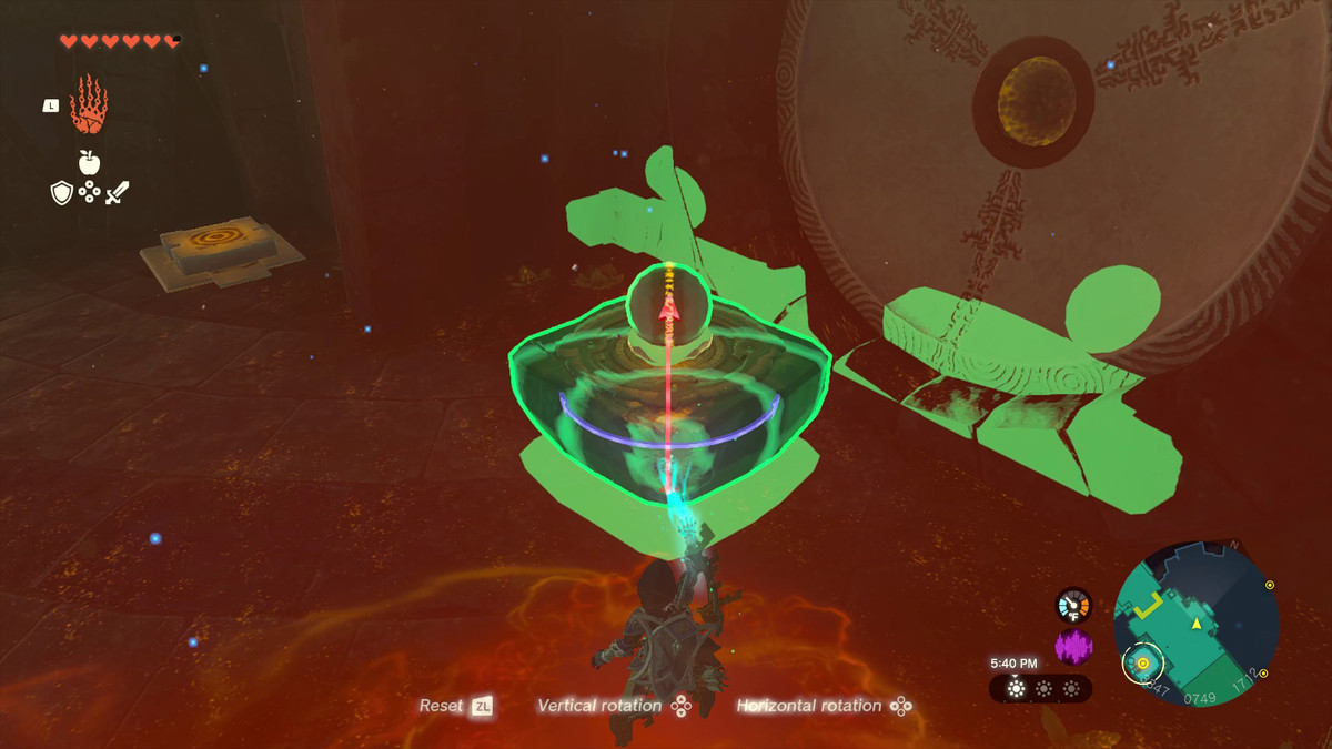 Link använder Ultrahand för att omge en liten flytande plattform i en glödande, grön aura.  En halvklotlinje som delar plattformen i två delar indikerar hur spelaren kan rotera den för att manipulera plattformen och bollen som sitter ovanpå.