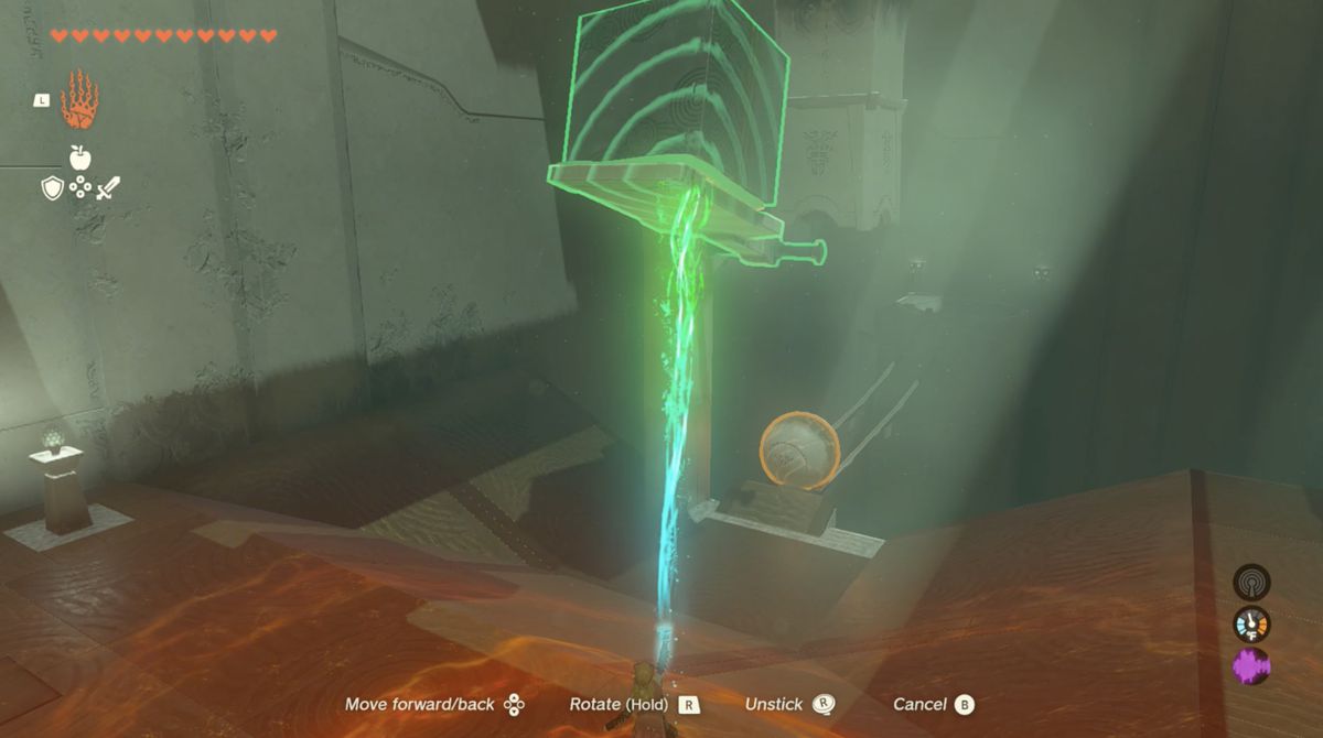Link lyfter upp en stenklappare med en låda fäst i Utsushok Shrine i Zelda: Tears of the Kingdom