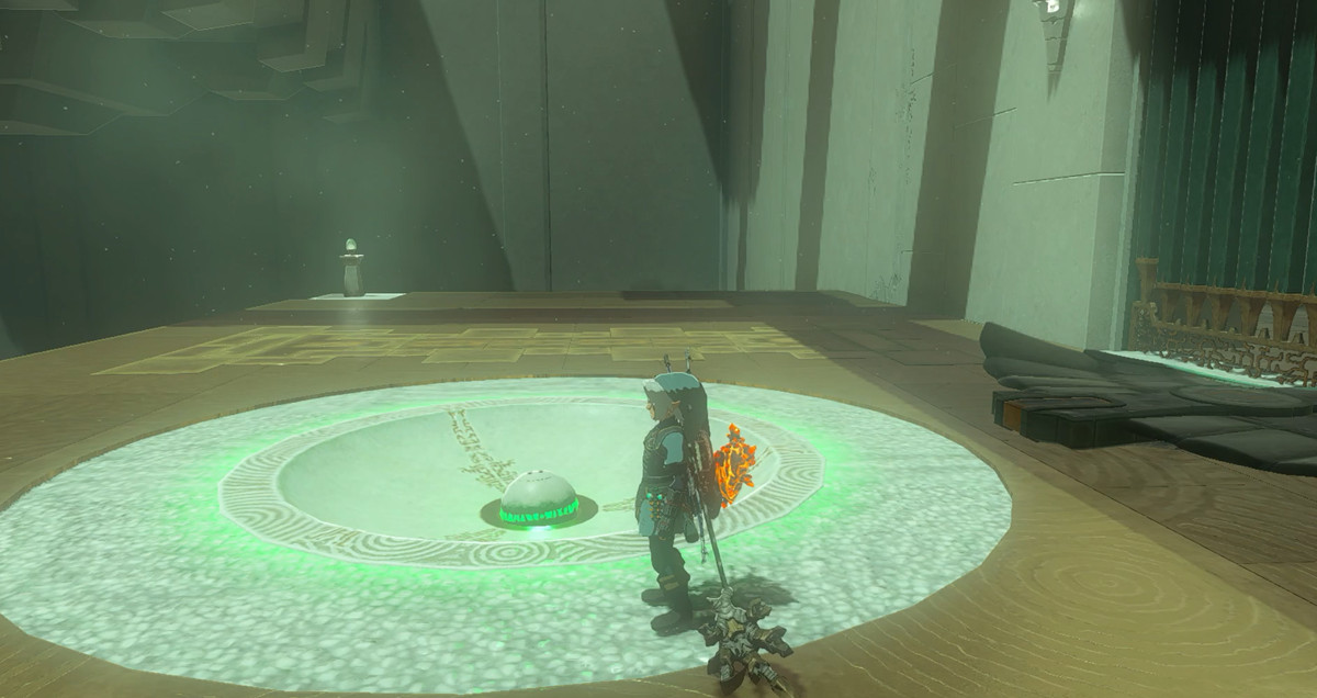 Link lägger en boll i en divot i golvet i Zelda: Tears of the Kingdom