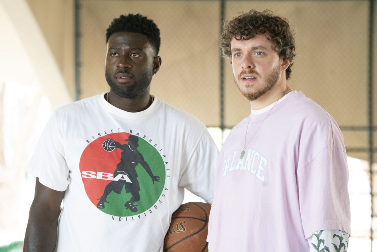 (L-R) Sinqua Walls holding a basketball under his arm while standing next to Jack Harlow in White Men Can’t Jump (2023).
