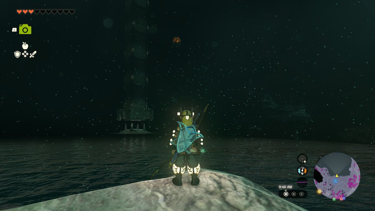 Link står framför en stor sjö med en monolit i mitten i Zelda: Tears of the Kingdom
