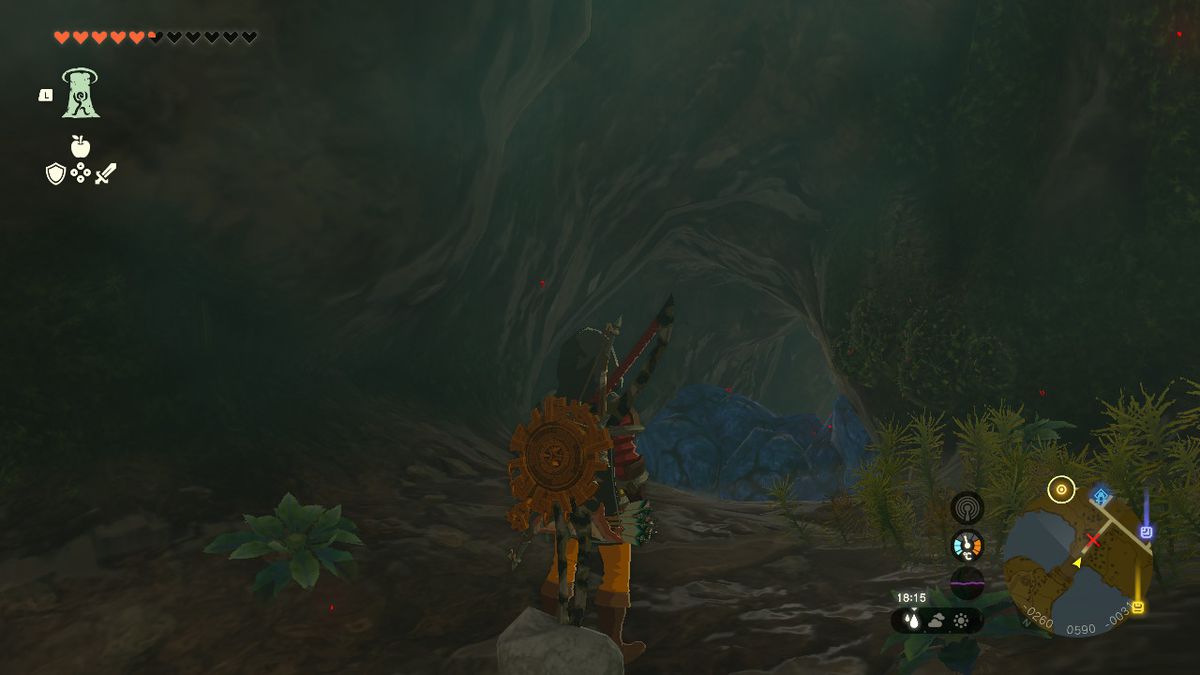 Link rensar en hög med blå bråte i en grotta medan han letar efter Soldier'S Armor i Zelda Tears of the Kingdom.