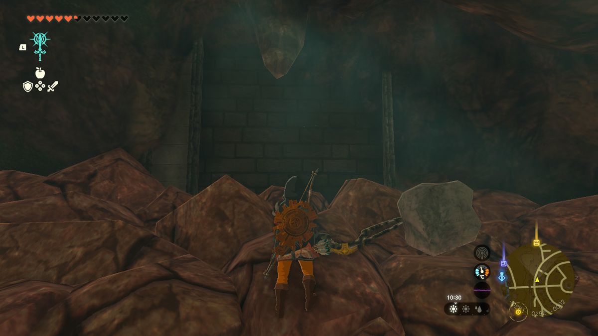 Link står under stalaktit i en grotta medan han letar efter Soldier's Armor i Zelda Tears of the Kingdom.