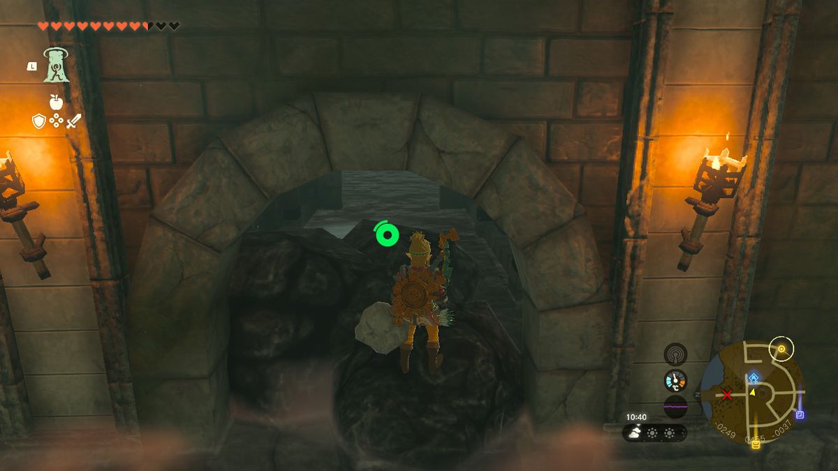 Link stirrar på en gigantisk hög med svarta spillror som täpper till en tunnel på väg till Soldier's Armor i Zelda Tears of the Kingdom.