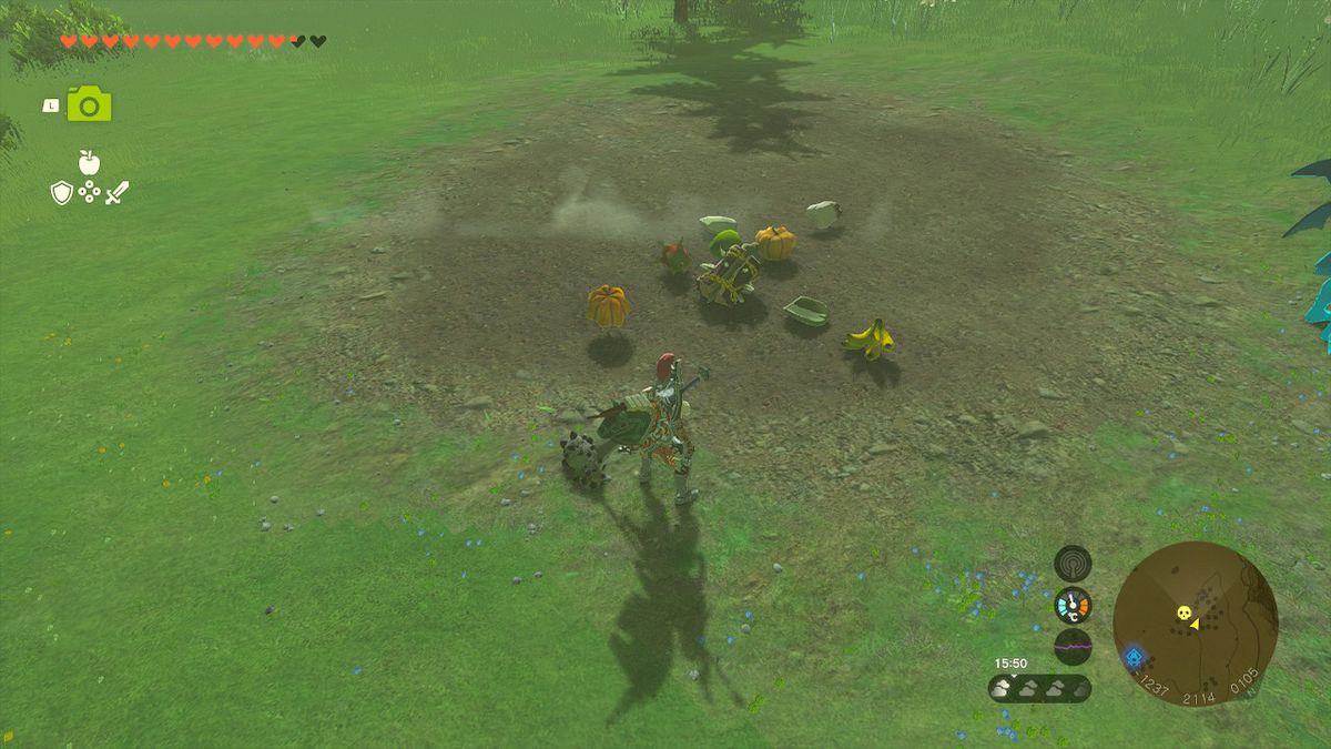 Link står bredvid en fruktdroppe från en besegrad Hinox i Zelda Tears of the Kingdom.