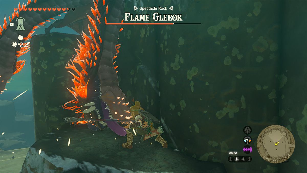 Link attackerar ansiktet på en flammande gleeok i Zelda Tears of the Kingdom.
