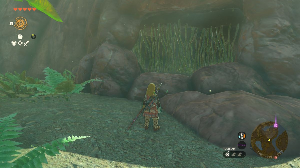 Link tittar på en ingång till grottan som innehåller Rubber Armor-huvudstycket i Zelda Tears of the Kingdom.