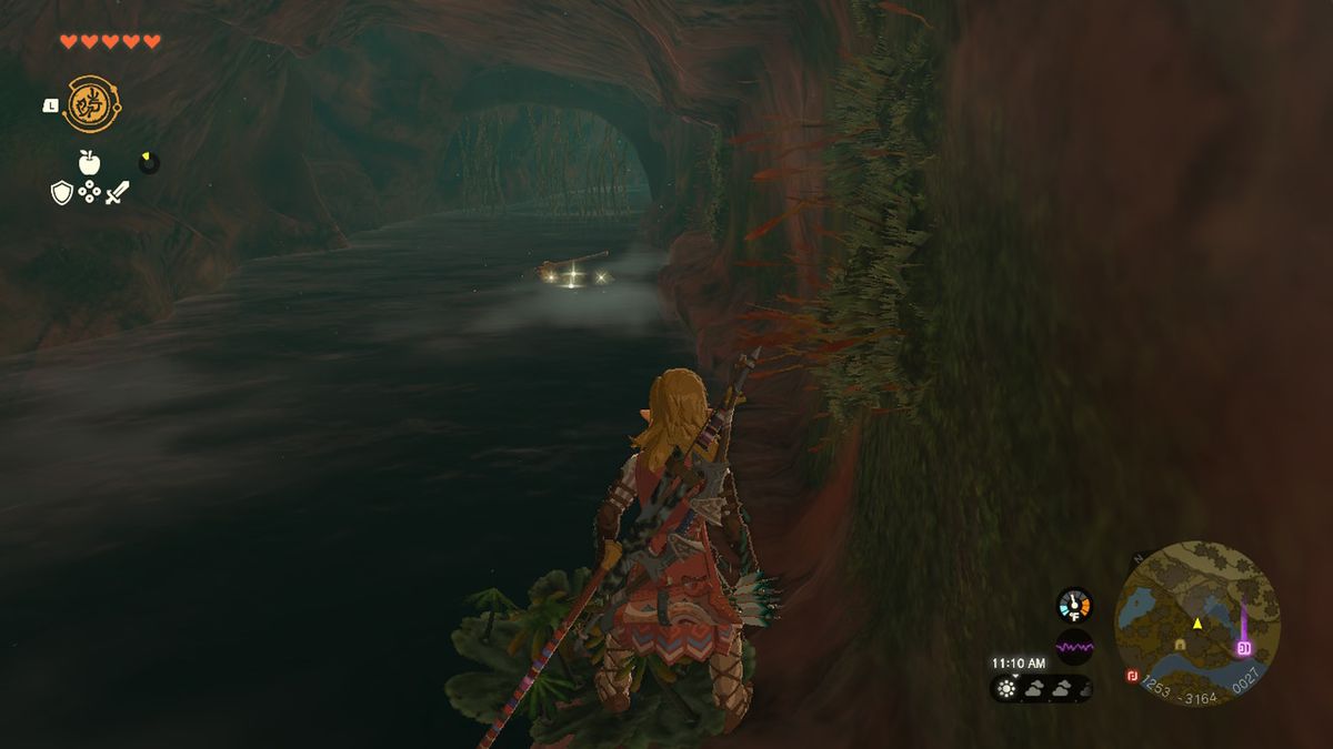 Link går nerför en flod i en grotta i Zelda Tears of the Kingdom.