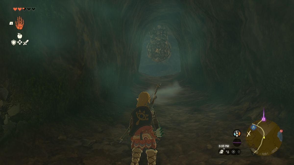 Link går nerför en tunnel och letar efter gummirustningen i Zelda Tears of the Kingdom.