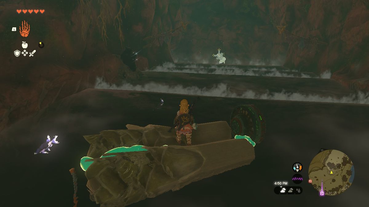 Link stirrar på en bubbelgroda i en grotta med gummirustningen i Zelda Tears of the Kingdom.