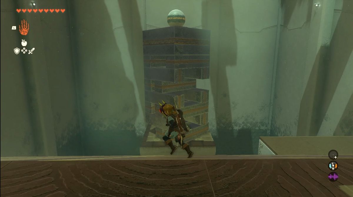 Ett torn av långa metallbalkar står framför Link, med en boll balanserad ovanpå.  I Jochi-iu Shrine of Zelda: Tears of the Kingdom