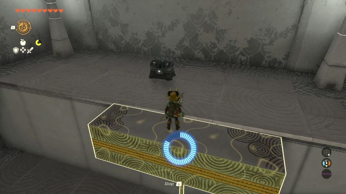 Link använder Recall för att åka ett block upp till en avsats där en skattkista väntar i Jochi-iu Shrine i Zelda: Tears of the Kingdom.