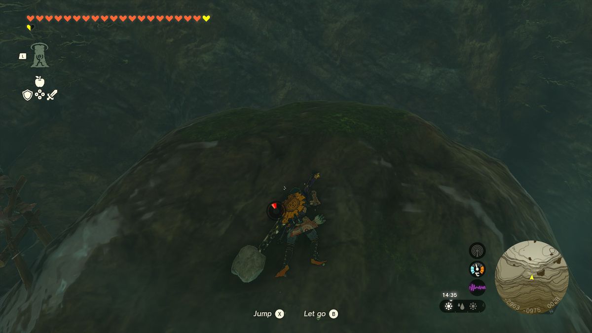 Link skalar en vägg i en grotta medan han bär den froggiga rustningen i Zelda Tears of the Kingdom.