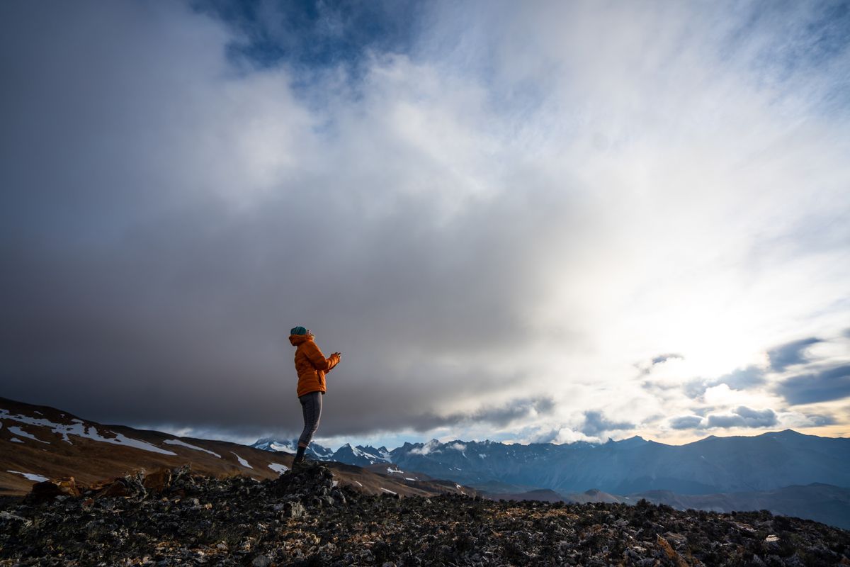 Kris Tompkins tittar upp mot himlen med den patagoniska bergskedjan som bakgrund i Wild Life.