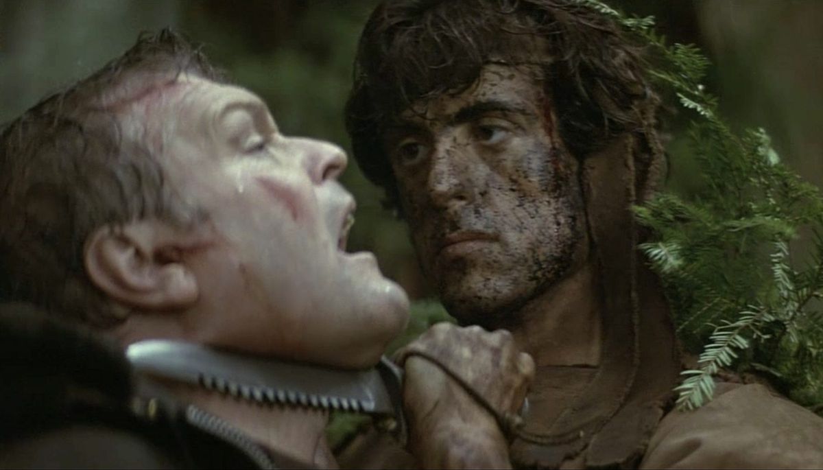 Sylvester Stallone som John Rambo håller en kniv mot Brian Dennehys strupe i First Blood.