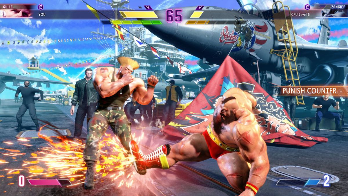 Zangief sparkar Guile på en scen på ett hangarfartyg i en skärmdump från Street Fighter 6