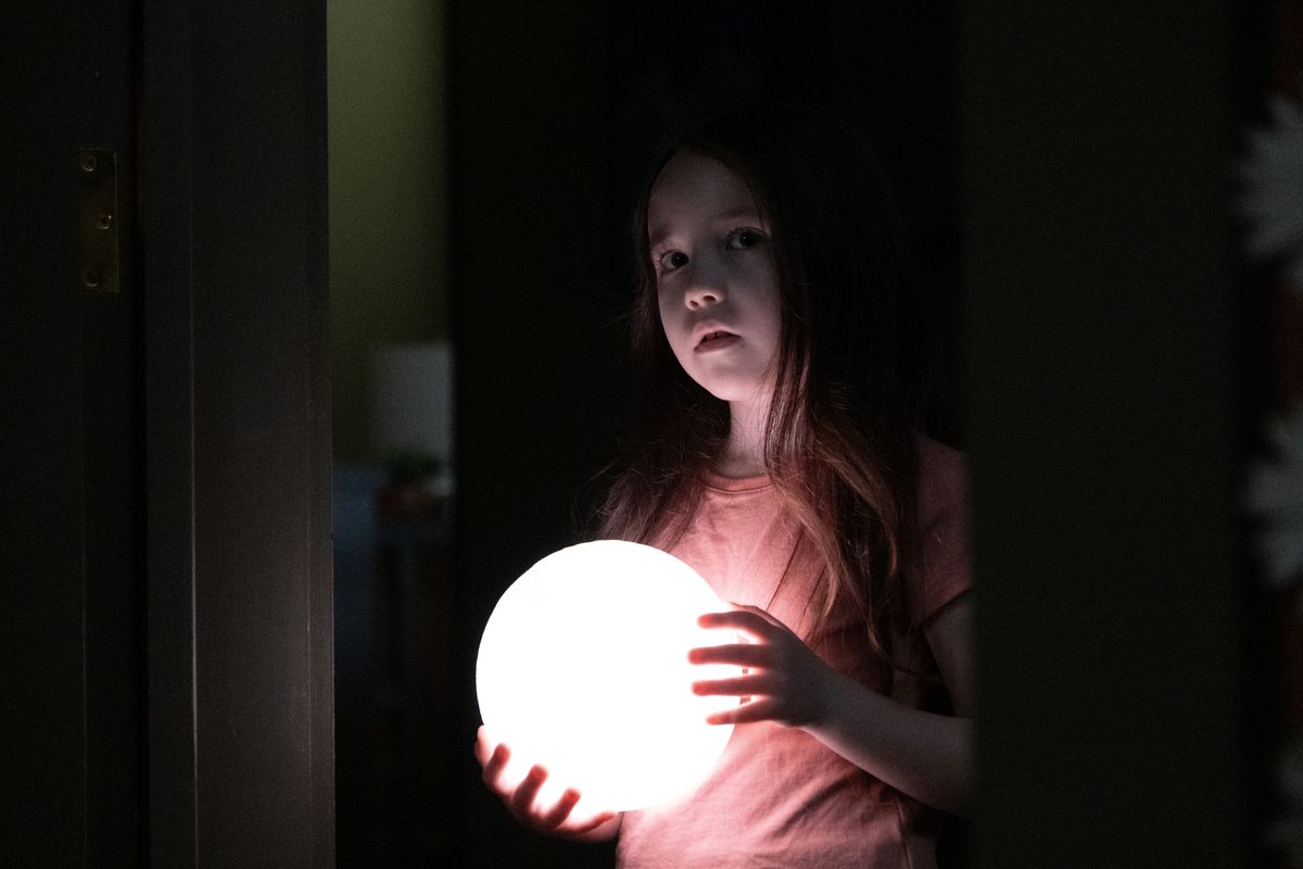 Vivien Lyra Blair som Sawyer Harper håller sin ljusboll i The Boogeyman