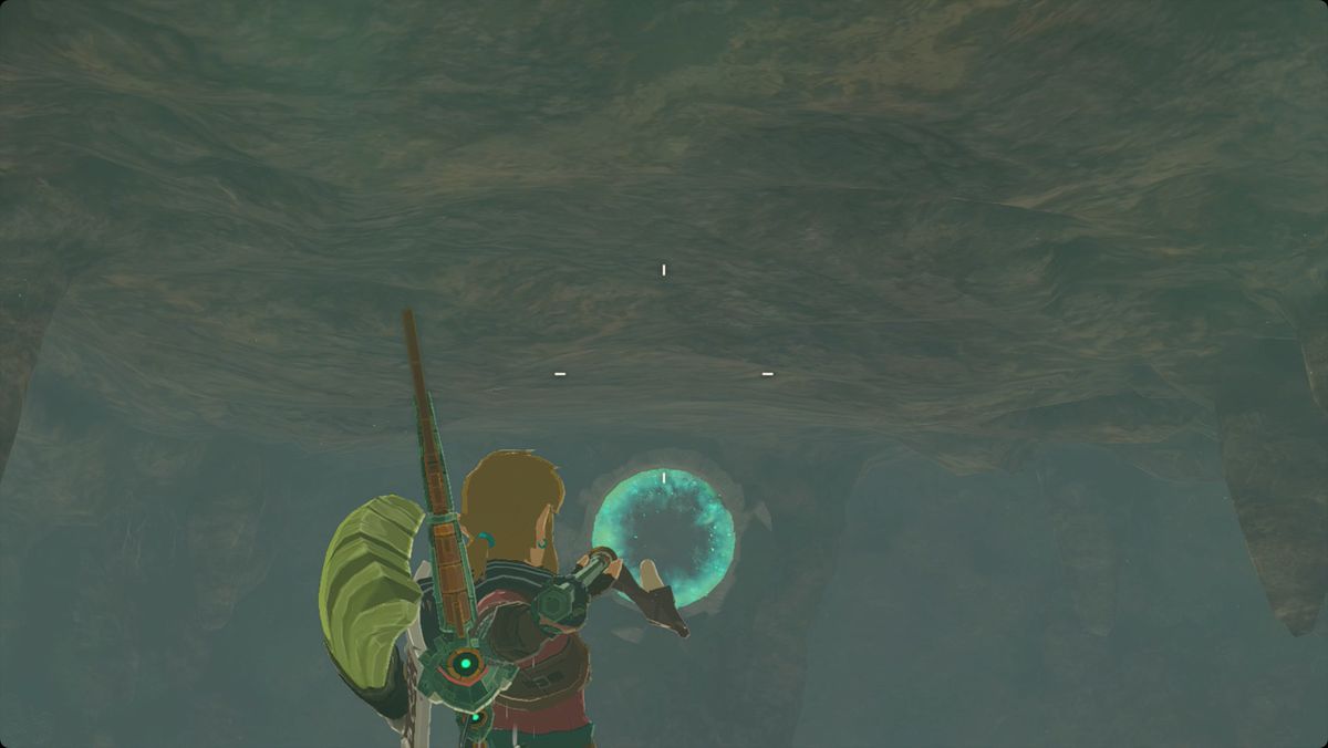 The Legend of Zelda: Tears of the Kingdom Link kastar ett zonaitspjut med en Fused Keese-vinge mot målet i Tobios Hollow Cave för att avslöja Utojis Shrine.
