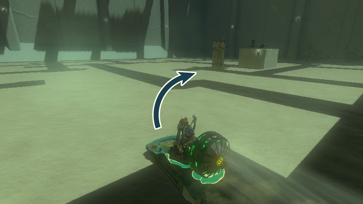 Länk att köra ett kraftfullt Zonai-slädefordon över till en kubplattform på hans högra sida i Kudanisar Shrine i The Legend of Zelda: Tears of the Kingdom.