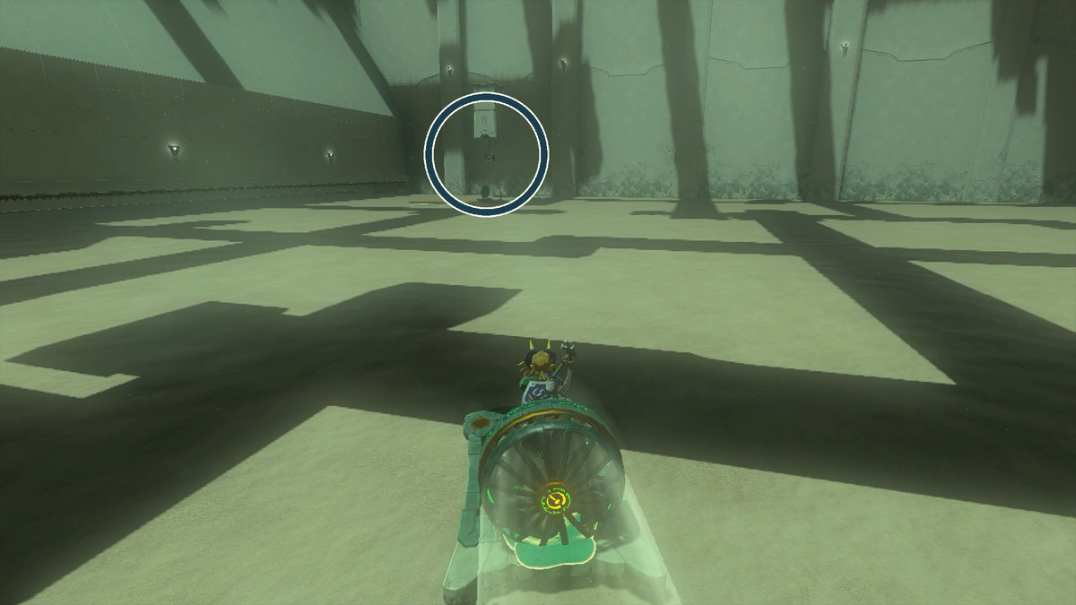 Länk som kör en släde till en kista som hänger i ett rep i Kudanisar Shrine i The Legend of Zelda: Tears of the Kingdom