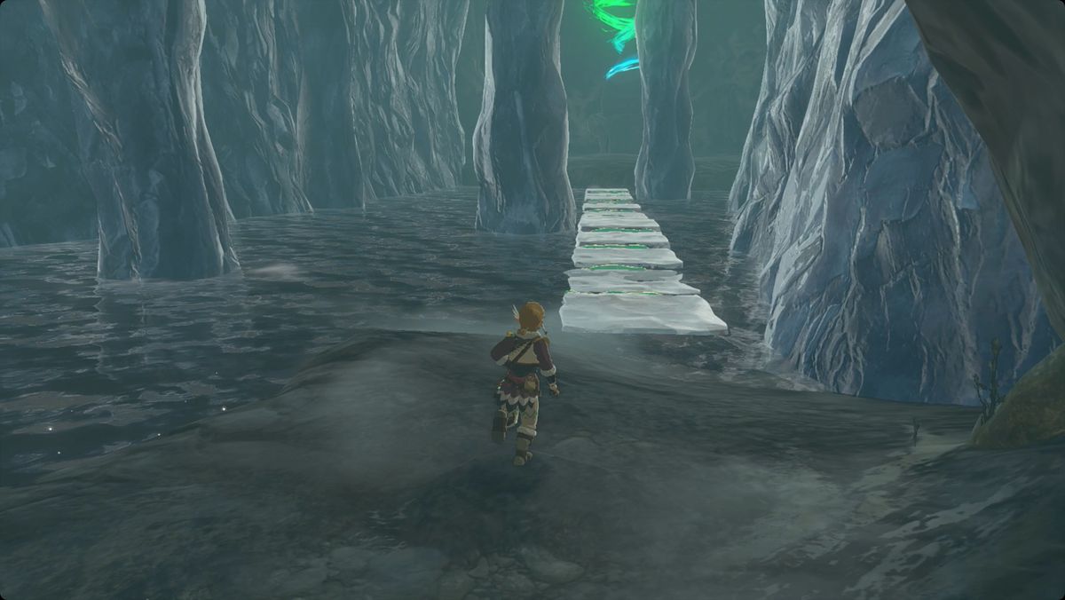 The Legend of Zelda: Tears of the Kingdom Link som korsar en bro gjord av is i Kopeeki Drifts Cave för att nå Nouda Shrine