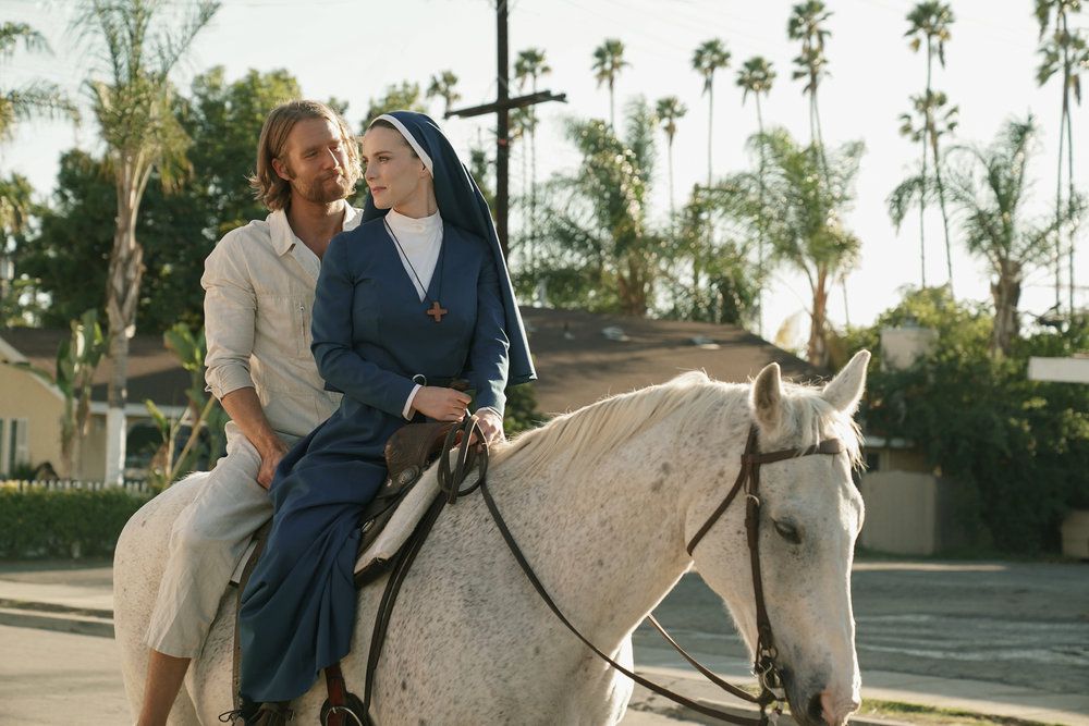 Simone (Betty Gilpin) och Wiley (Jake McDormand) sitter på ryggen på en häst i en stillbild från Mrs Davis säsong 1